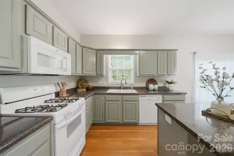 Kitchen - 19 Heron Cove B Loop #B, Hickory, NC 28601 photo 2 of 3