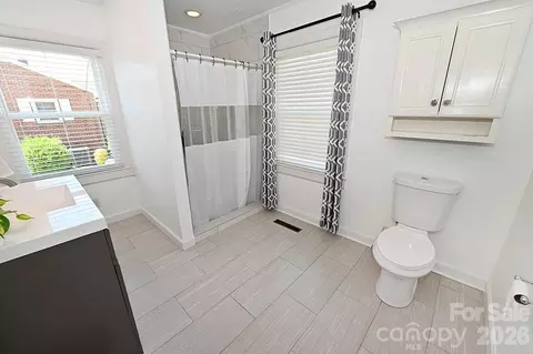Bath - 902 E Boyd St, Maiden, NC 28650 photo 2 of 4