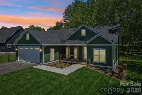 36 Haywood Crossing Dr, Hendersonville, NC 28791