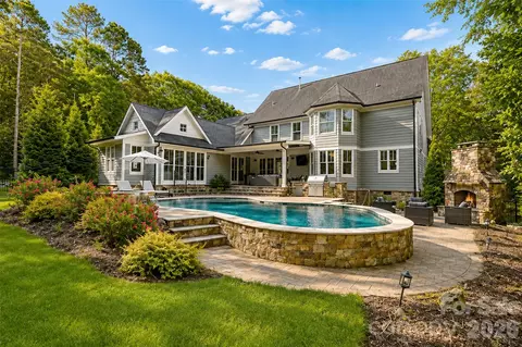 18616 Maplecroft Lake Ln, Davidson, NC 28036