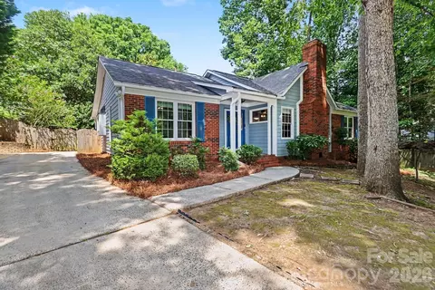 8207 White Horse Ln, Charlotte, NC 28270