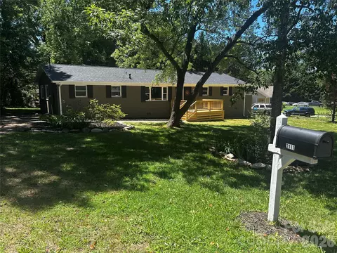 2111 Shalimar Dr, Charlotte, NC 28216