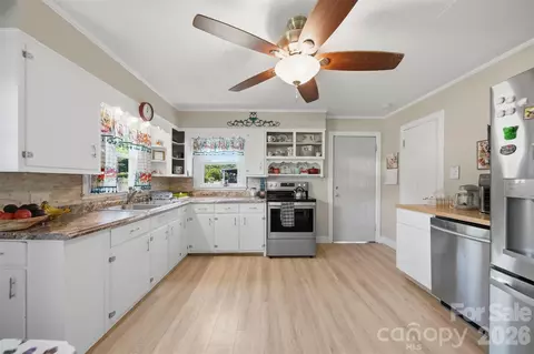 Kitchen - 122 Settlemyre Rd, Morganton, NC 28655 photo 3 of 6