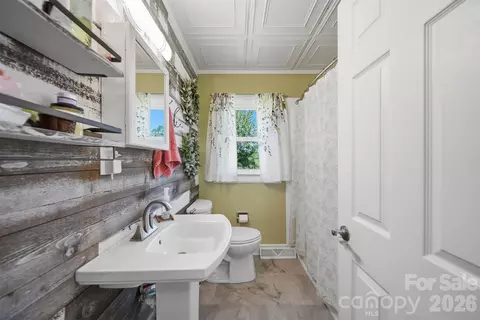 Bath - 122 Settlemyre Rd, Morganton, NC 28655 photo 1 of 2