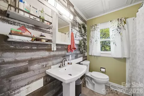 Bath - 122 Settlemyre Rd, Morganton, NC 28655 photo 2 of 2