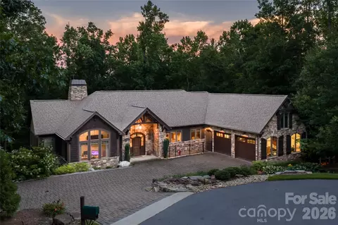 2 Cherokee Orchard Ct, Fairview, NC 28730