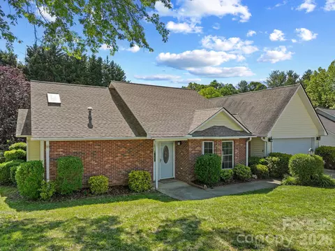 2 Gatehouse Ct, Asheville, NC 28803