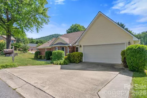 2 Gatehouse Ct, Asheville, NC 28803