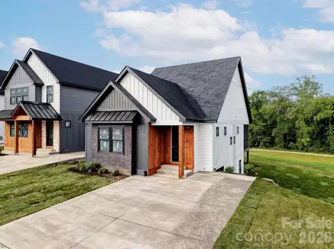 17 N Martha Kate Dr, Hendersonville, NC 28792