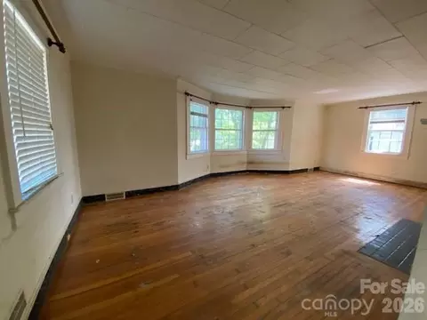 Living - 413 Rice St, Hamlet, NC 28345 photo 1 of 3