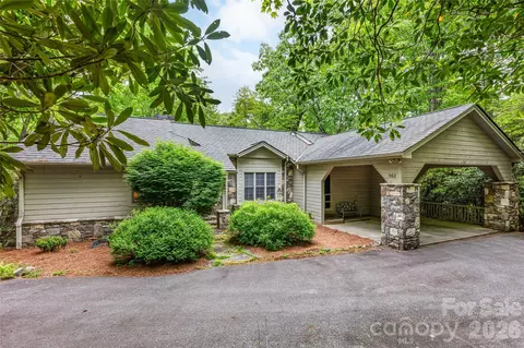 560 Toxaway Ct, Lake Toxaway, NC 28747