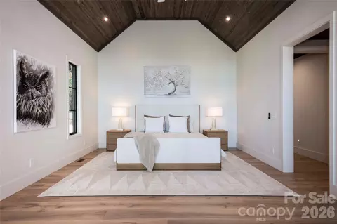 Bedroom - 519 Eagle Dr, Sapphire, NC 28774 photo 3 of 7