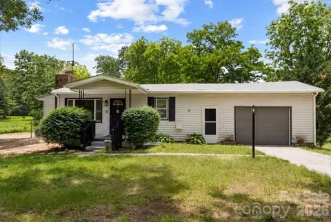 1323 Locust Grove Rd, Hendersonville, NC 28792