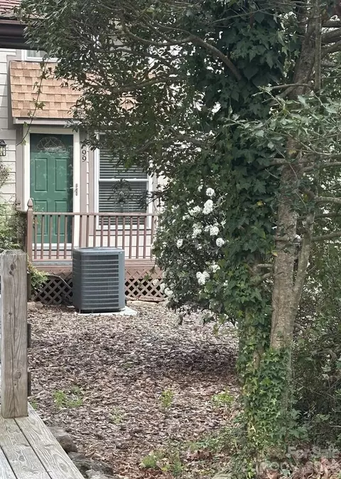 99 Willow Way, Hendersonville, NC 28739