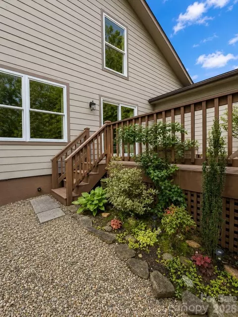 99 Willow Way, Hendersonville, NC 28739
