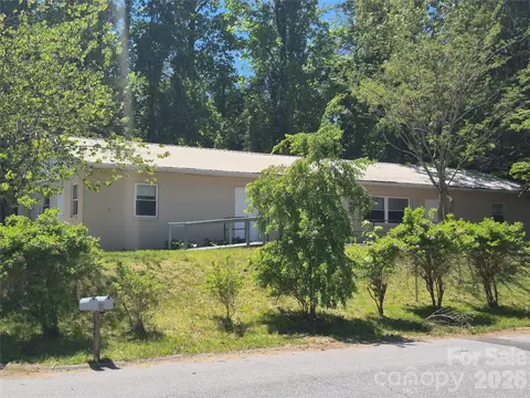 1745 Meadowbrook Ter, Hendersonville, NC 28792