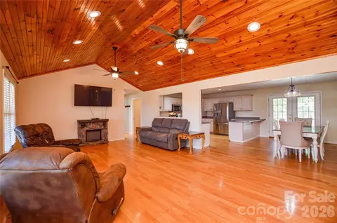 365 Wildlife Club Ln, Taylorsville, NC 28681