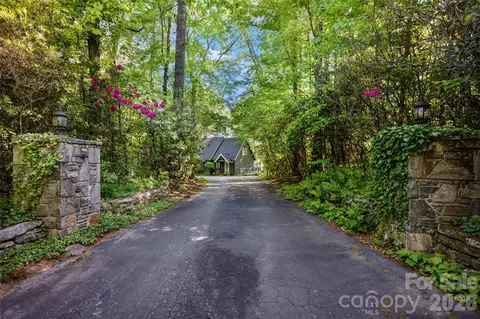90 W Shore Dr, Lake Toxaway, NC 28747