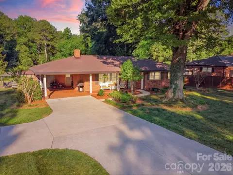 1556 Nottingham Dr, Newton, NC 28658