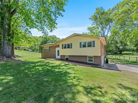 182 Fairway Hills Dr, Waynesville, NC 28786