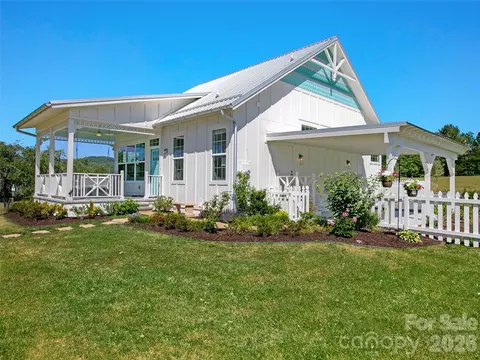 150 Brilliant Sky Rd, Penrose, NC 28766