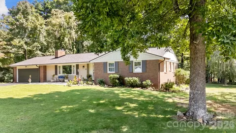 1 Oakwilde Dr, Asheville, NC 28803