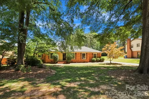 13507 Four Oaks Ln, Matthews, NC 28105