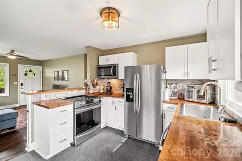 708 Prince Dr, Hendersonville, NC 28791