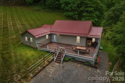302 Battle Creek Dr, Green Mountain, NC 28740