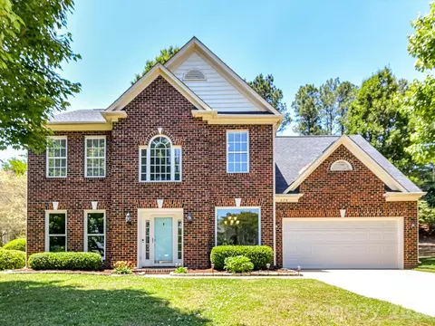 620 Meadow Lake Dr, Matthews, NC 28105