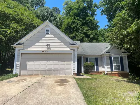 5800 Pennycross Ln, Charlotte, NC 28216