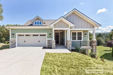 148 Triple Fairways Dr, Hendersonville, NC 28739
