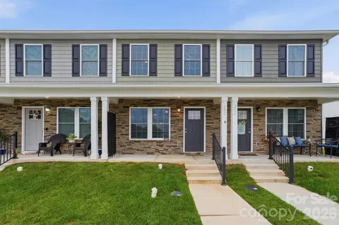 1629 Oak Leaf Dr, Hickory, NC 28601