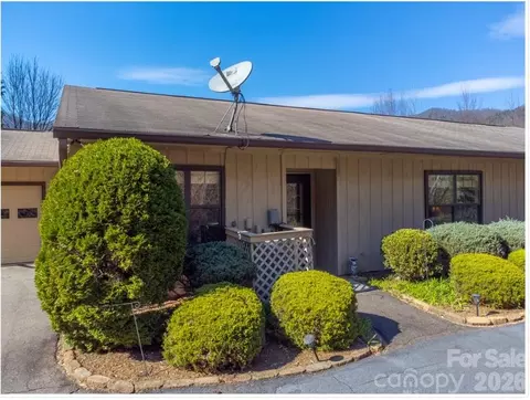 176 Woodside Villas Dr, Franklin, NC 28734