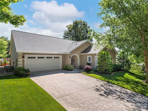 16 Stonebridge Dr, Asheville, NC 28805