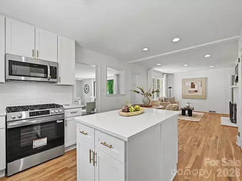 Kitchen - 5501 Farmbrook Dr, Charlotte, NC 28210 photo 4 of 5