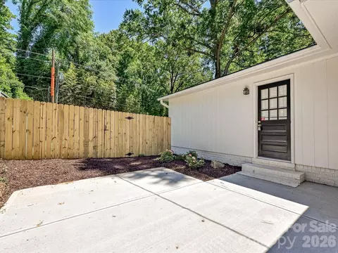 Exterior - 5501 Farmbrook Dr, Charlotte, NC 28210 photo 7 of 8
