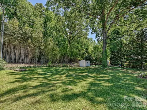 Exterior - 5501 Farmbrook Dr, Charlotte, NC 28210 photo 5 of 8