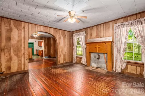 Living - 128 John Deere Dr, Harmony, NC 28634 photo 2 of 5