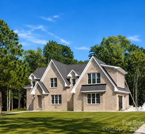 2038 Autumn Dr, Kinston, NC 28501