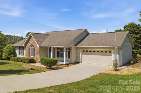 3842 Serenity Dr, Hickory, NC 28602