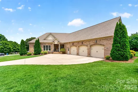 2330 Shiny Leaf Dr, Denver, NC 28037