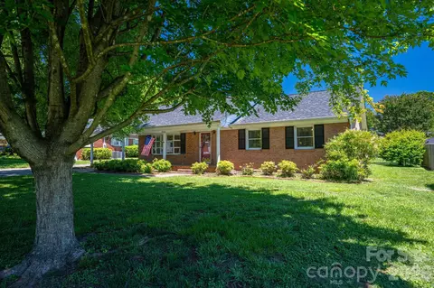 1920 Echo Ln, Gastonia, NC 28052