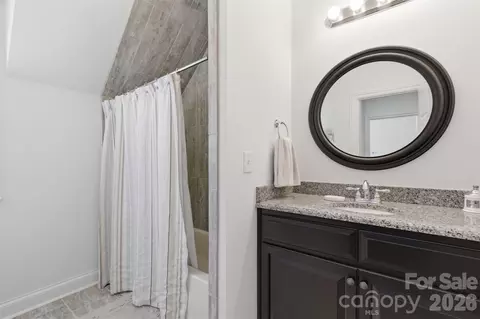 Bath - 425 Bridlepath Trl, Davidson, NC 28036 photo 6 of 8