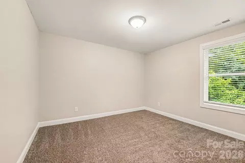 Bedroom - 1468 Mayfair Dr, Conover, NC 28613 photo 2 of 3