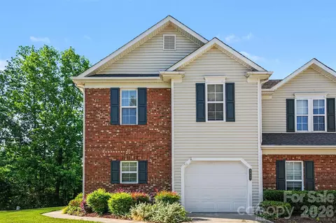 8917 Cinnabay Dr, Charlotte, NC 28216