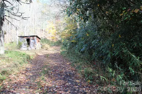 44 Toms Creek Rd, Bakersville, NC 28705