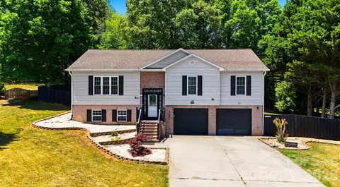 107 Cliffwood Dr, Hudson, NC 28638
