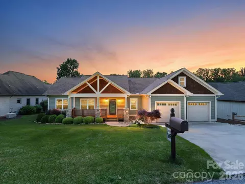 4 Farm Pond Ln, Candler, NC 28715