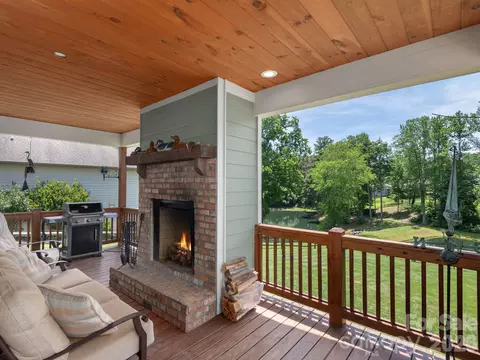 4 Farm Pond Ln, Candler, NC 28715